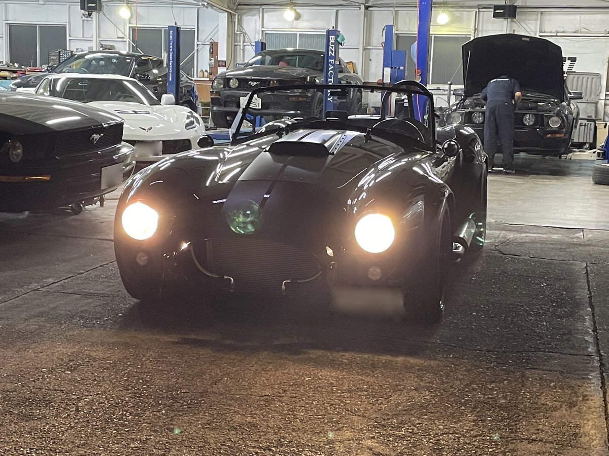 buzzfactory_'s tweet photo. 納車間近の車両の完成チェックのための夜の試乗に行ってきました!
マーク3の完成チェックはセールスが運転席と助手席に乗り、お客様視線で粗探しを行います。メカから嫌われ者の我々セールス.......フッフッフッ
#コブラ #シェルビー #SHELBY #COBRA #SUPERFORMANCE https://t.co/Jfq9v2oJeN