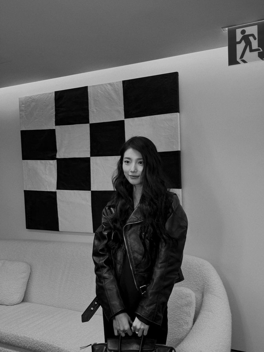 zkzqi's tweet image. 흑백 컬러 다 줘서 고마워요🖤