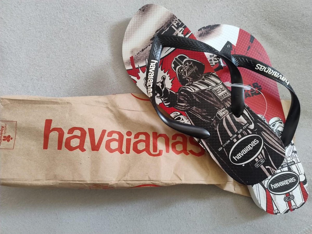 Ld_Cml's tweet photo. @SRivoltril Comprei mais uma para o meu marido, olha que linda a Havaianas do Star Wars 
I ♥️ Havaianas https://t.co/ifh9cU5m46