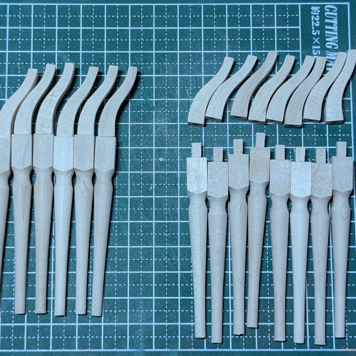 1/6のベンチの脚を組んでいます。