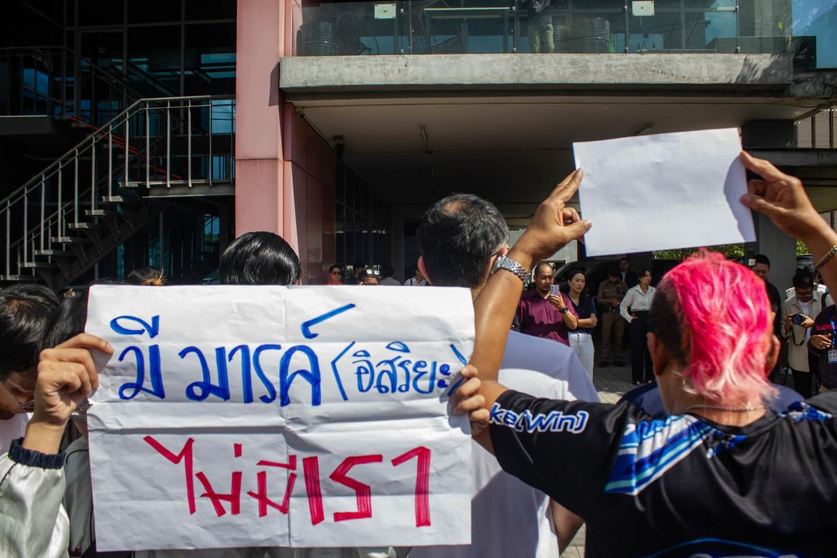 pipob69's tweet image. กลุ่มไรเดอร์มา #พรรคประชาชน และตะโกน “คนที่ขูดเลือดขูดเนื้อ คนที่ไม่เห็นความเป็นความตายของพวกเรา คนที่เห็นธุรกิจมากกว่าขีวิตคน คนแบบนี้จะเอามาดูแลประเทศได้เหรอ ไม่มีเรา ถ้ามีมาร์ค” พร้อมกับข้อเสนอให้ตัดชื่อ “มาร์ค-อิสริยะ” ออกจาก สส.ปาร์ตี้ลิสต์…