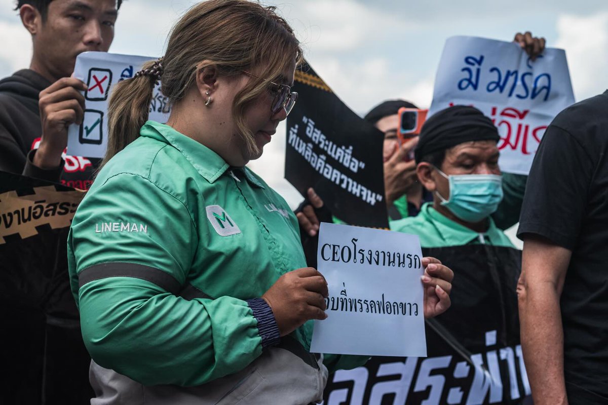 pipob69's tweet image. กลุ่มไรเดอร์มา #พรรคประชาชน และตะโกน “คนที่ขูดเลือดขูดเนื้อ คนที่ไม่เห็นความเป็นความตายของพวกเรา คนที่เห็นธุรกิจมากกว่าขีวิตคน คนแบบนี้จะเอามาดูแลประเทศได้เหรอ ไม่มีเรา ถ้ามีมาร์ค” พร้อมกับข้อเสนอให้ตัดชื่อ “มาร์ค-อิสริยะ” ออกจาก สส.ปาร์ตี้ลิสต์…