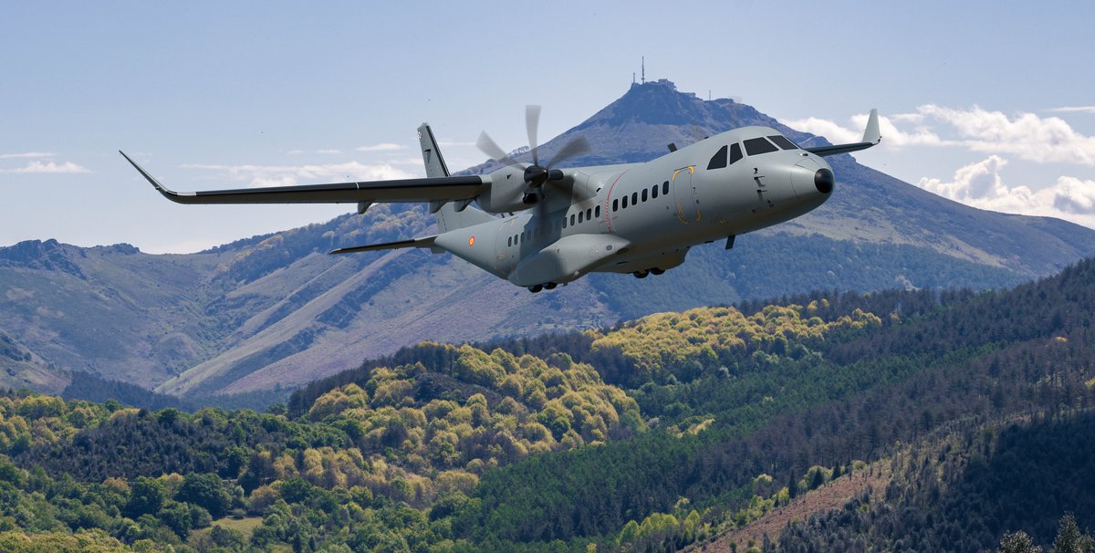 AirbusDefence's tweet image. The @DefensaGob has acquired 18 Airbus #C295 transport aircraft to replace the CN235 and C212 fleets dedicated to the training of pilots and paratroopers of the @EjercitoAire.
The objective of this programme is to harmonise fleets and achieve maximum logistical and operational…