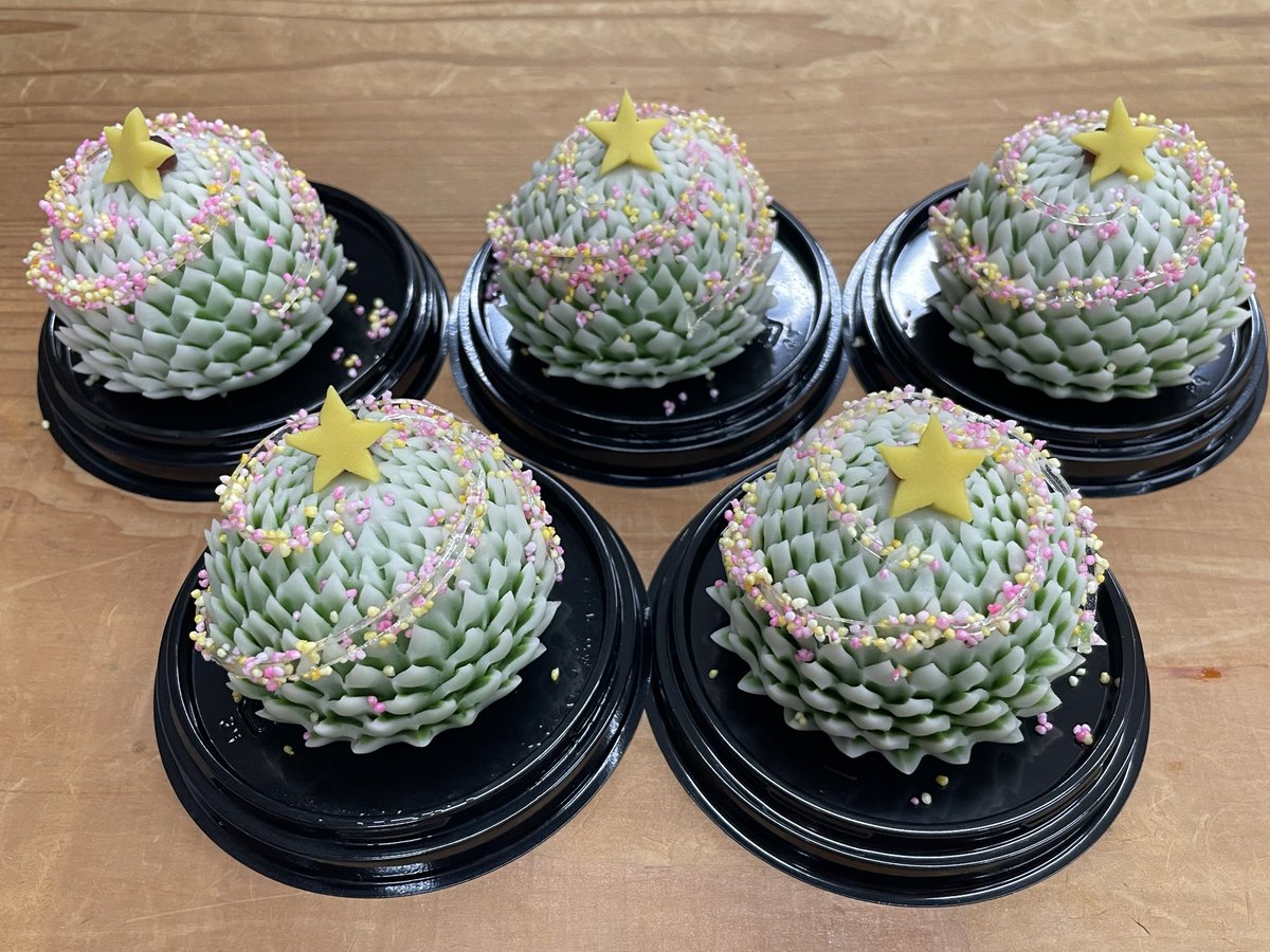 kurokazu_45's tweet photo. 久しぶりに「ハサミ菊クリスマスツリー🎄」作りました‼️ https://t.co/fO0QRW5x6K