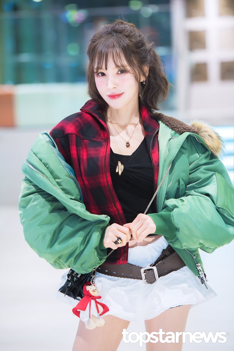 TSN_PHOTO's tweet photo. [HD포토] 레드벨벳 웬디, ‘미리 크리스마스 웬디…2026년도 기대하게 만드는 초미녀 비주얼’ (웬디의 영스트리트 출근길) #웬디 #WENDY #레드벨벳 #RedVelvet #영스트리트 #출근 #퇴근 #프리뷰 https://t.co/9NsT5Sj099 <- Original Photo https://t.co/ae81v2zHtH