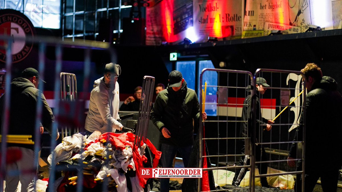 DeFeijenoorder's tweet photo. Opruimen is niet leuk, maar wel onmisbaar.

Terwijl er 40.000+ supporters genieten van de acties, zijn het uiteindelijk een selecte groep die ’s ochtends vroeg alweer klaarstaat om alles op te ruimen.

Dankzij hen zijn sfeeracties mogelijk.
Hulde❤️🤍

📸 @DdeGfotografie https://t.co/EGTE5FMstY