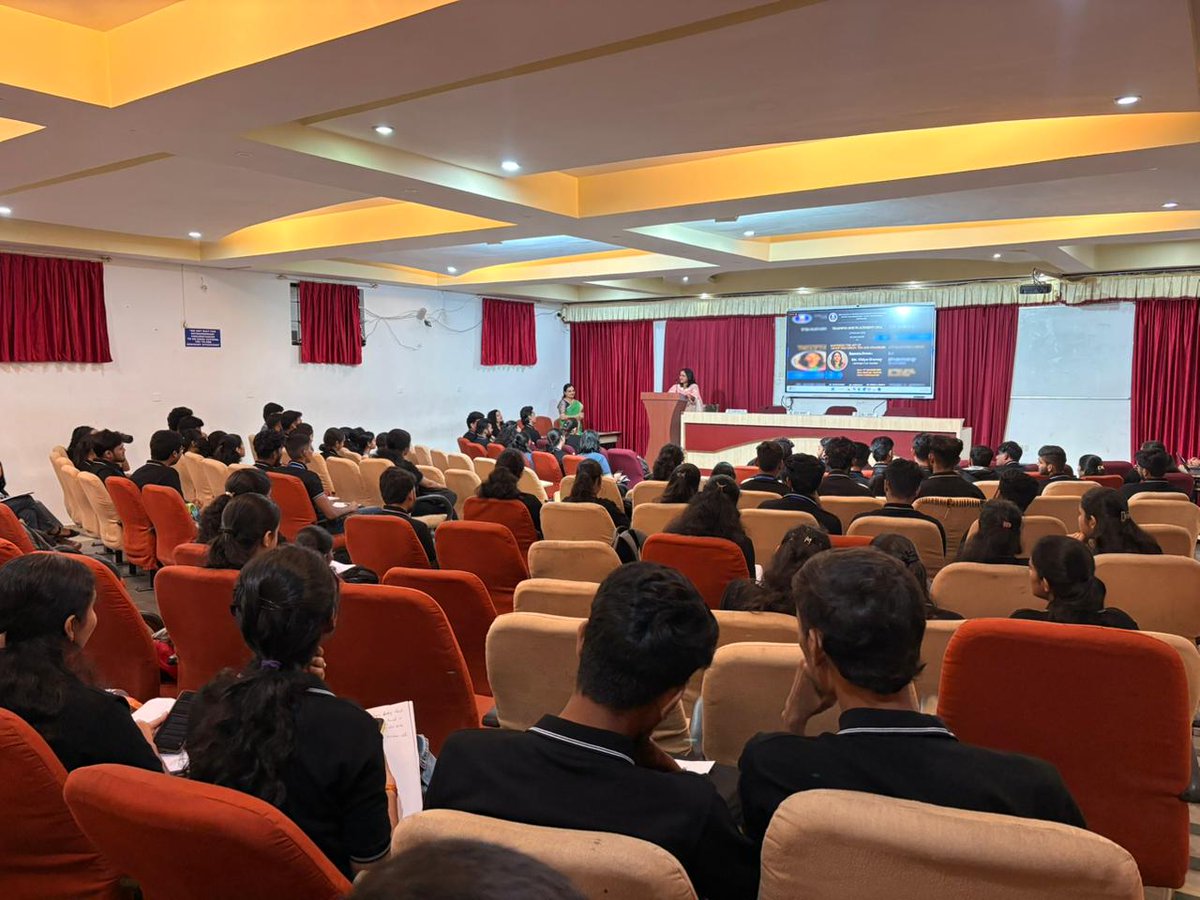 SDMPGCENTRE's tweet photo. Workshop by Ms. Vidya Shenoy on 17th December, 2025.
An insightful workshop on Mastering the Art of Group Discussion helped our students sharpen their communication and leadership skills. @EduMinOfIndia https://t.co/JhVvSYAQhR