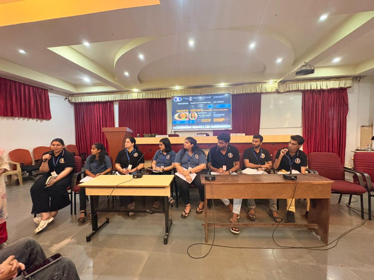 SDMPGCENTRE's tweet photo. Workshop by Ms. Vidya Shenoy on 17th December, 2025.
An insightful workshop on Mastering the Art of Group Discussion helped our students sharpen their communication and leadership skills. @EduMinOfIndia https://t.co/JhVvSYAQhR