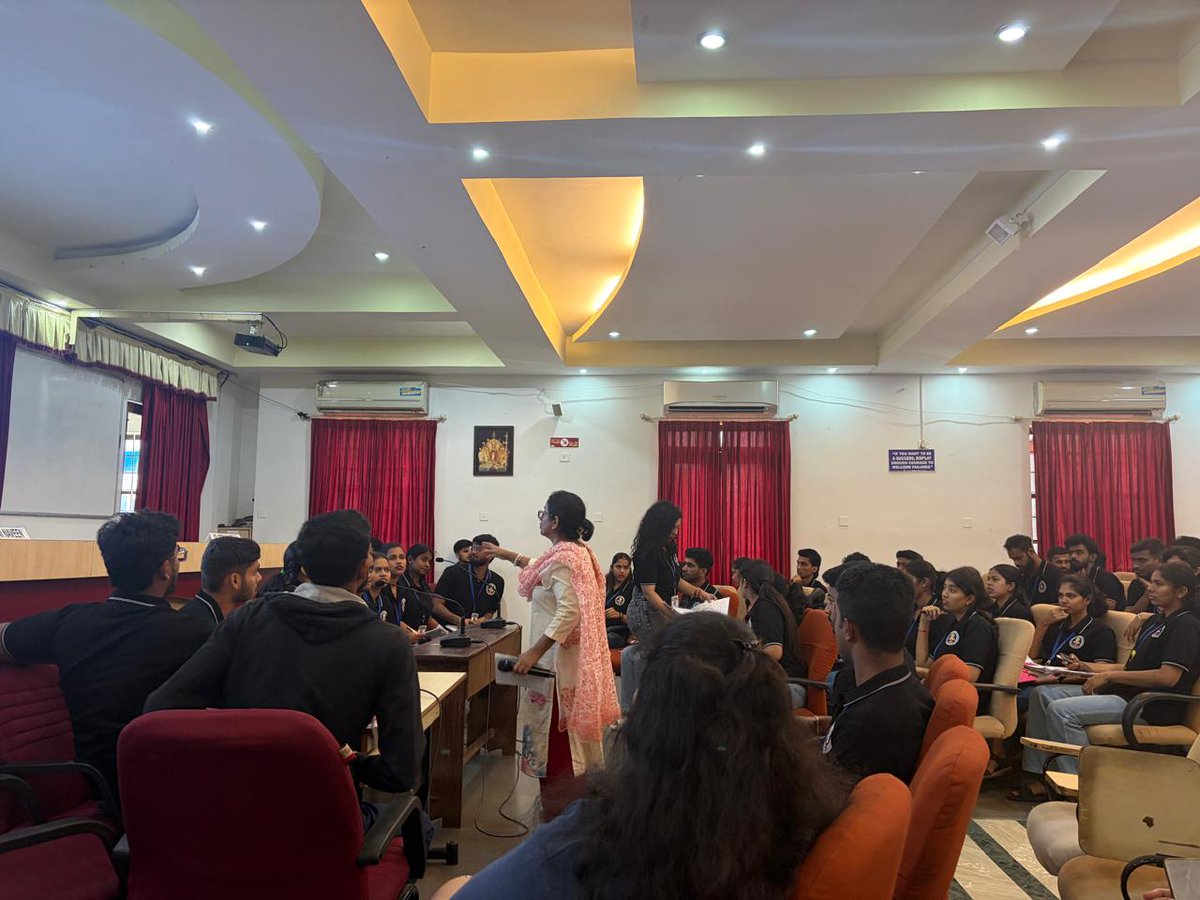 SDMPGCENTRE's tweet photo. Workshop by Ms. Vidya Shenoy on 17th December, 2025.
An insightful workshop on Mastering the Art of Group Discussion helped our students sharpen their communication and leadership skills. @EduMinOfIndia https://t.co/JhVvSYAQhR