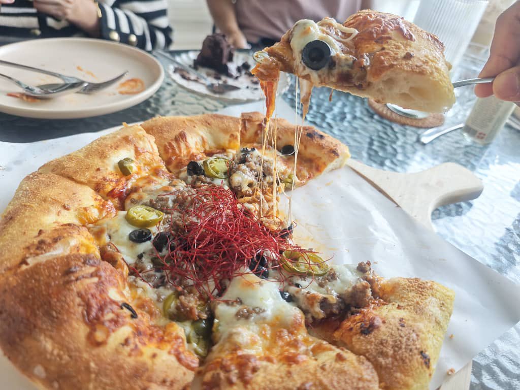 Msia_Tribune's tweet photo. BIENZ buka cawangan kedua di Putrajaya, pizza A5 wagyu tarikan utama

Berita penuh : https://t.co/0GA3eA28Ai https://t.co/U41n9CVRVe