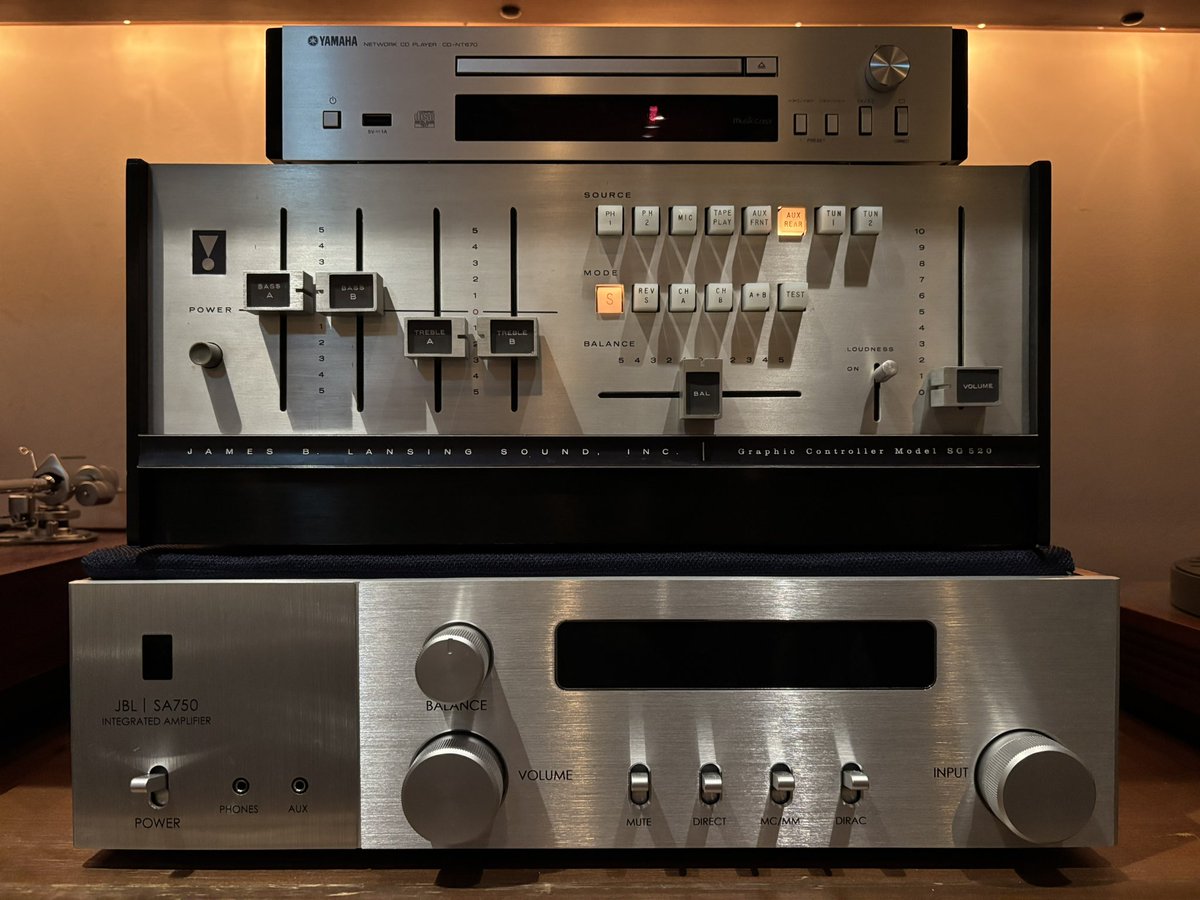 夜に溶ける、レコードの音。
コーヒーの香りとジャズが寄り添う時。
今日を終わらせるための場所。JazzOlympus！