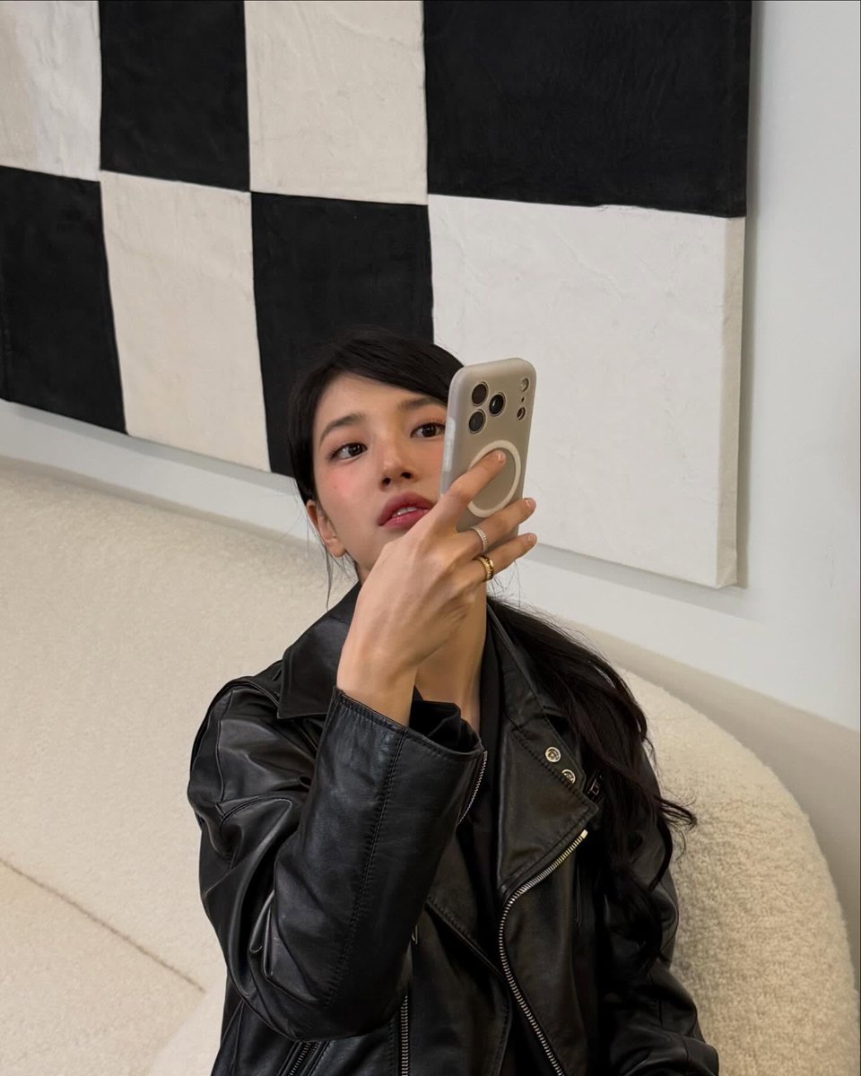 SZLLUV_'s tweet image. 흑백 컬러 둘다줬어...🖤