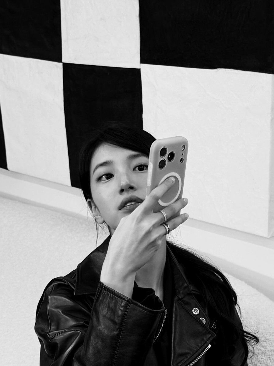 SZLLUV_'s tweet image. 흑백 컬러 둘다줬어...🖤