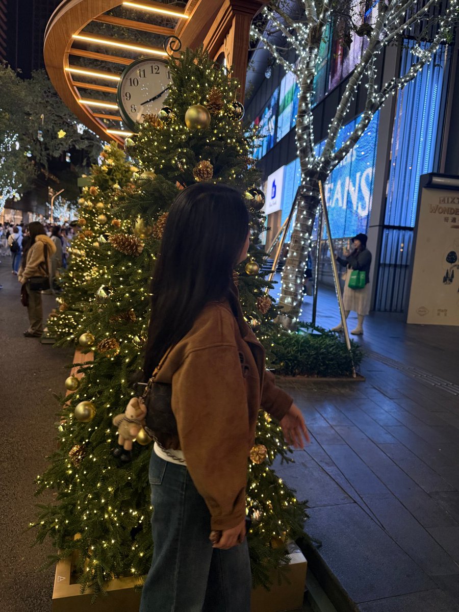 beckandreckdeck's tweet image. This Christmas tree looked absolutely beautiful last night 🎄😍
