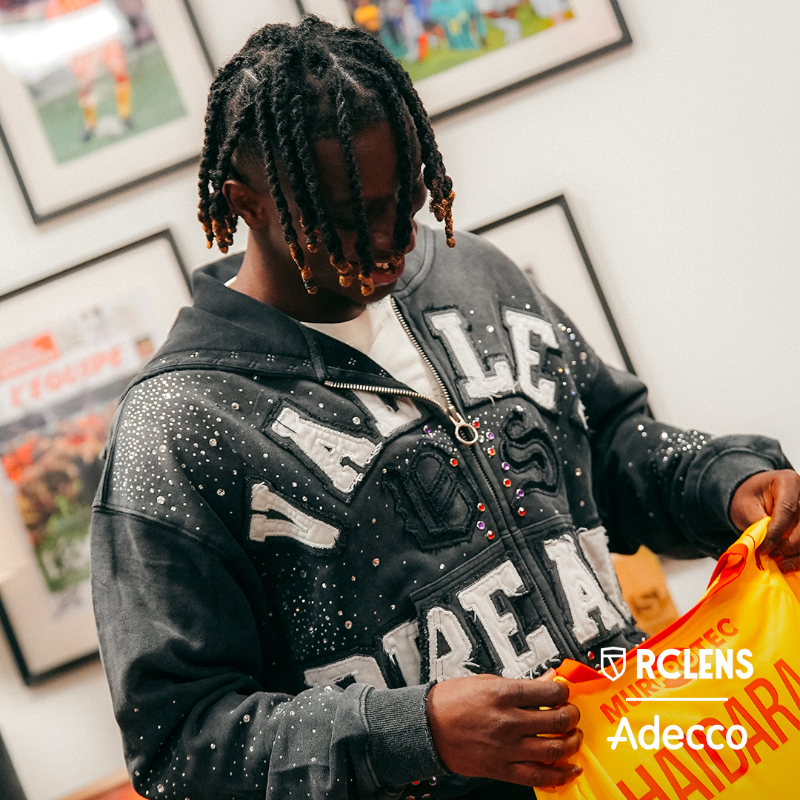 RCLens's tweet photo. Amadou Haidara est déjà Lensois 🔴🟡

Avant même l’ouverture du mercato hivernal, le Racing consolide son entrejeu. Milieu d’équilibre, doté de qualités techniques et d’un gros volume de jeu, l’international malien (48 sélections) s’est engagé avec le club jusqu’en 2029. ✍️