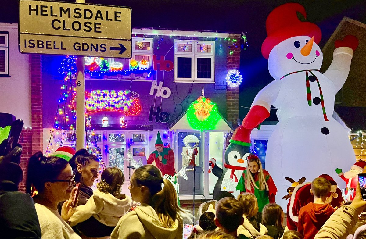 AndrewRosindell's tweet image. A fantastic time at Helmsdale Close’s Christmas Street Party last night!🎄🎶

It was wonderful to see neighbours and friends coming together in true community spirit, while raising funds for the brilliant work of Cancer Research UK. 

Great to be joined by my local team for Rise…