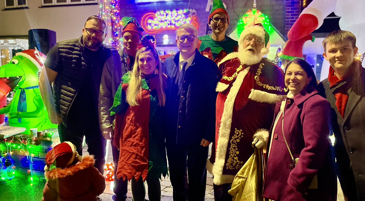AndrewRosindell's tweet image. A fantastic time at Helmsdale Close’s Christmas Street Party last night!🎄🎶

It was wonderful to see neighbours and friends coming together in true community spirit, while raising funds for the brilliant work of Cancer Research UK. 

Great to be joined by my local team for Rise…
