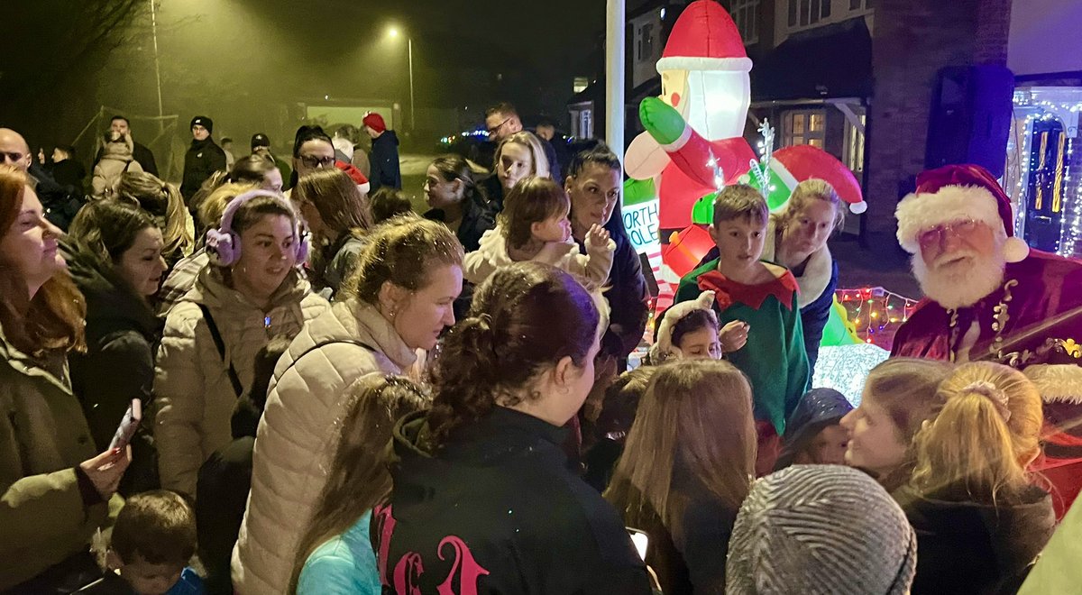 AndrewRosindell's tweet image. A fantastic time at Helmsdale Close’s Christmas Street Party last night!🎄🎶

It was wonderful to see neighbours and friends coming together in true community spirit, while raising funds for the brilliant work of Cancer Research UK. 

Great to be joined by my local team for Rise…
