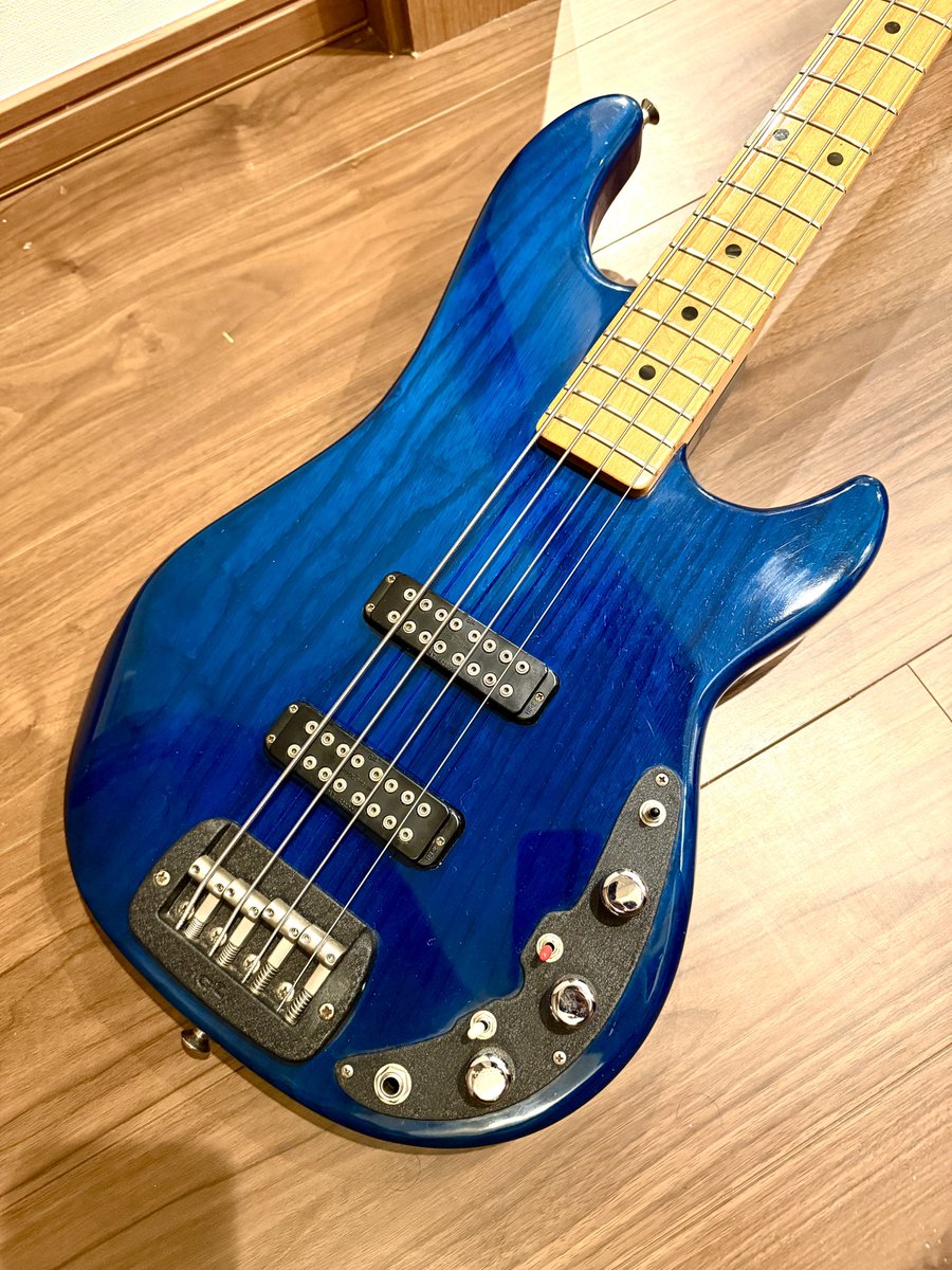 yokokugami's tweet photo. My new gear...
G&L / EL TORO-E
1984年製だそうです。
バーチーズさんにて弾かせて頂き、そのサウンドと設計思想に驚きました。
今年最後のMNGです。
先日終了してしまったブランド。大切にして行きます。
#mynewgear
#GandL
#glguitars https://t.co/ejZEywAAEt