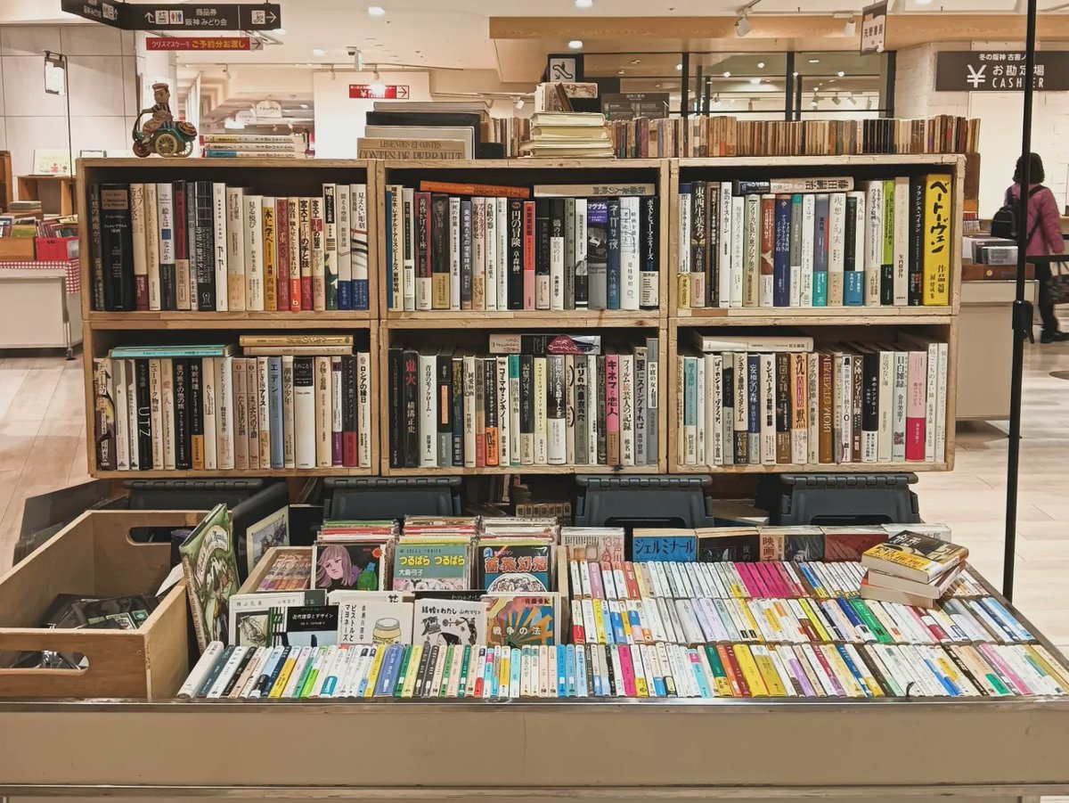 明日12/24(水)スタート、冬の阪神古書ノ市設営してきました。無削除版の『夫婦善哉』含む織田作之助いろいろや、陶磁器の福助や豆人形、文芸書にアートブック、図録と並べてきました。12/29(月)まで大阪のみなさまよろしくお願いいたします。会期後半、土日月は300円均一コーナーもできますよ！