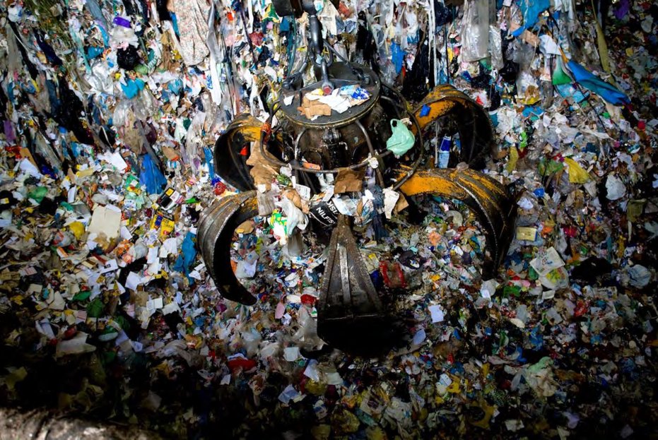 CONTEXTO:
Normalmente, si la ciudad genera y trata más residuos, el sistema tiene más “material” disponible y puede acabar más en el horno. Es una relación lógica… pero no automática. (8/30)