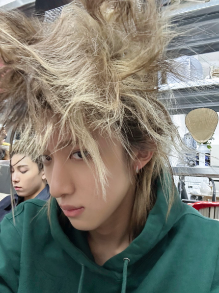 lngshotpics's tweet photo. woojin weverse update💬

hello, this is woojin
please take good care of me on weverse from now on!
how’s my hair..🤯🤯

#LNGSHOT #롱샷 https://t.co/0NtgGBXiwq