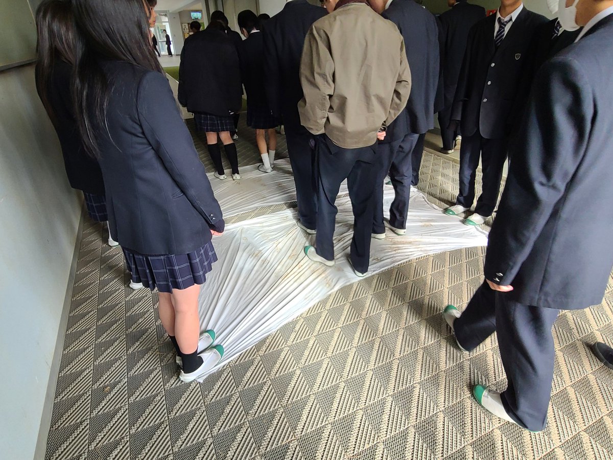 本日、火災を想定した避難訓練を行いました。スムーズにグラウンドへ避難できました。
終了後は美化委員が用意した濡れたシーツで上履きの汚れを落としながら教室に戻りました。
#葛飾野　#葛飾野高校　#高校