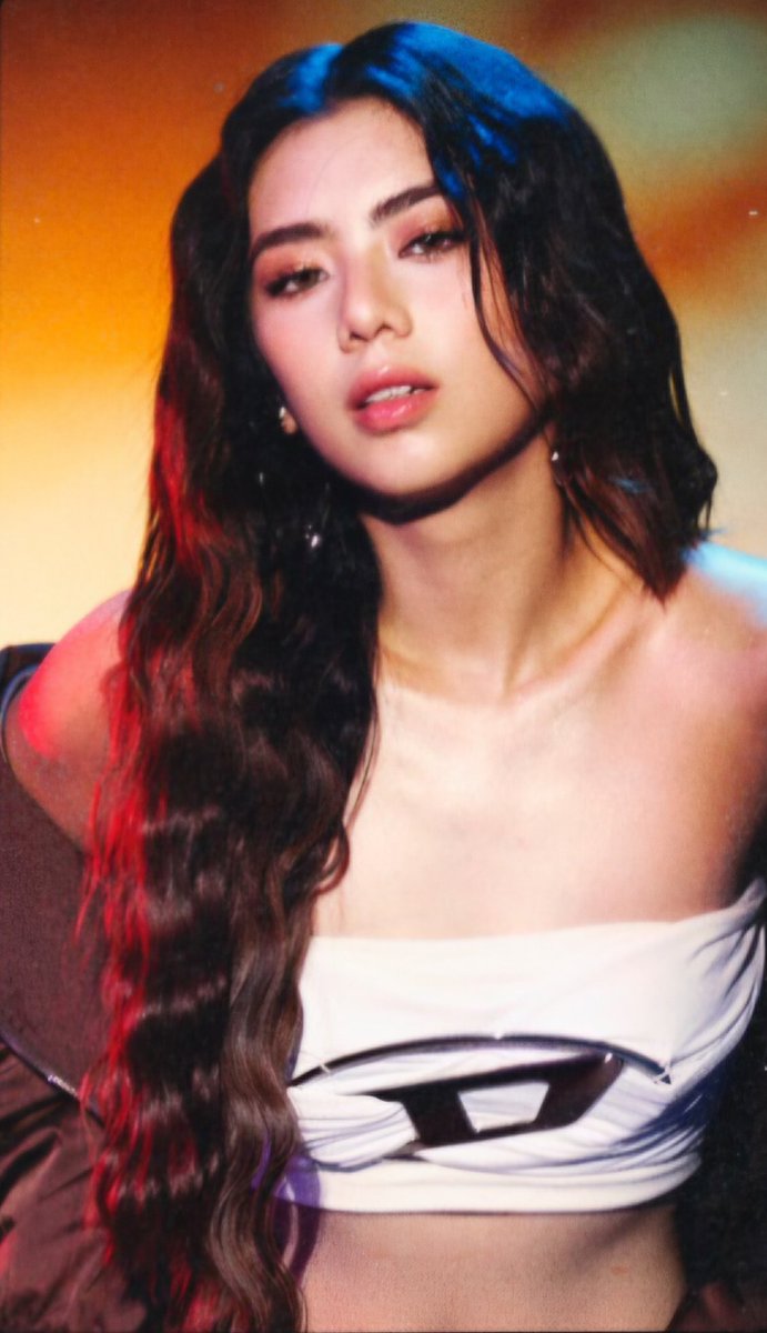 vashappeninBINI's tweet image. She's hot and knows it, pretty damn well!!!❤️‍🔥