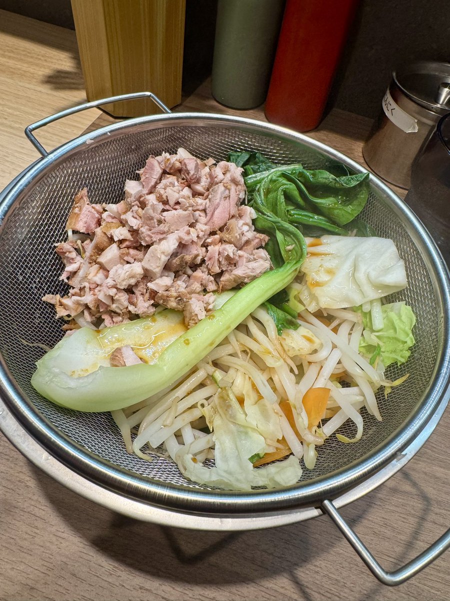 ice_orangebay's tweet photo. 野球オフシーズンですし、リニューアルオープンした直系の末廣家行ってきました。

チャーシュー塊もちゃんと持ち帰りました。
#家系ラーメン #末廣家 https://t.co/nLwkrjJnh6