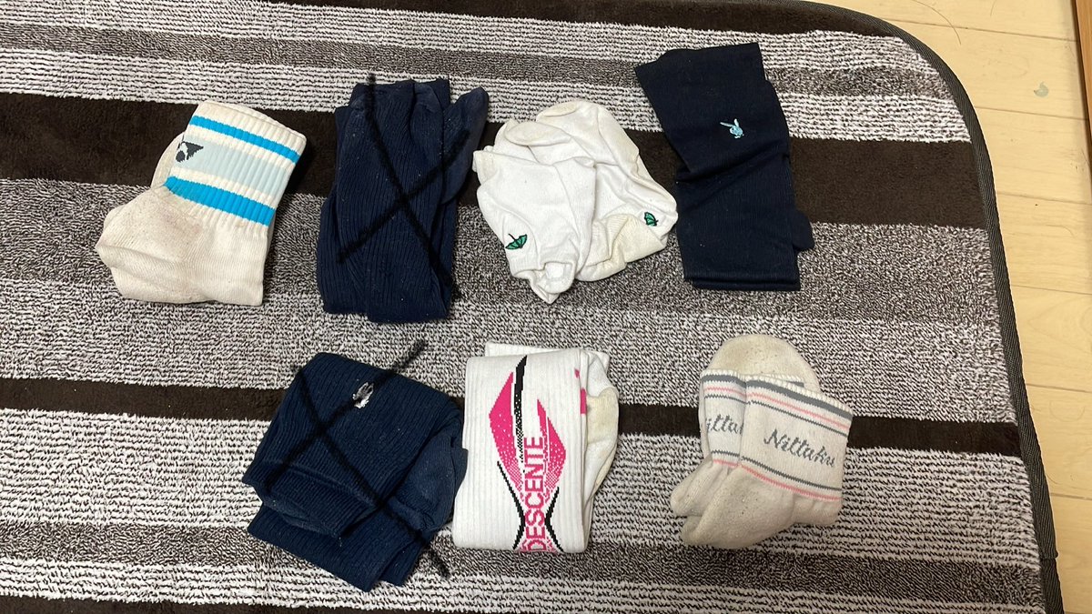srut0z's tweet photo. 靴下の在庫です！
もうすぐ卒業だから卒業する前に買ってくれる人いないかな🥺
 #足ものうります  #靴下売ります  #靴下売り子 https://t.co/55cqHW8Pz5