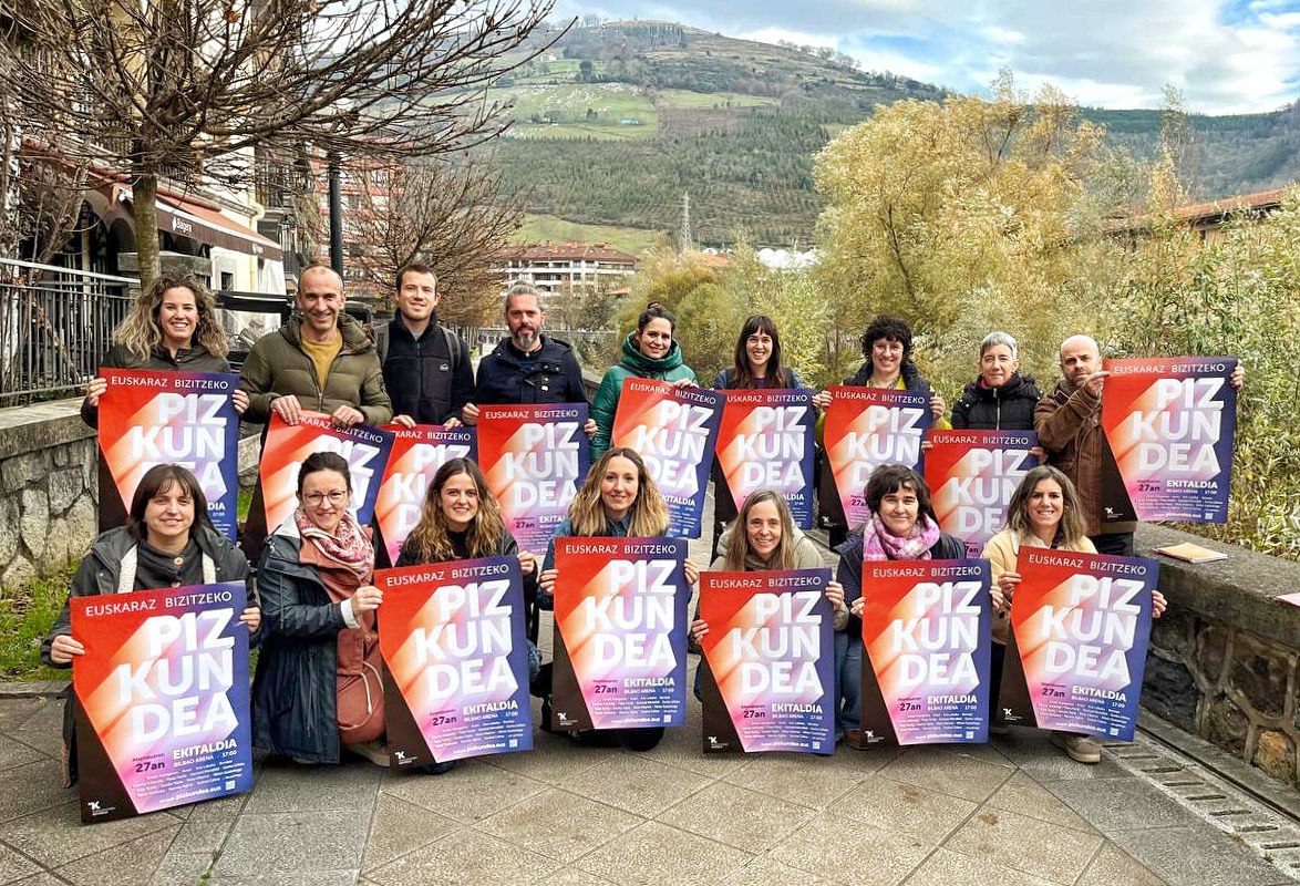 uema_eus's tweet image. Euskarak justizia, lege-babesa, benetako ofizialtasuna, arnasa eta hizkuntza politika berria ezinbestekoak dituelako, UEMAko langileek ere bat egin dute Kontseiluak abenduaren 27an Bilbon egingo duen 'Euskaraz bizitzeko pizkundea' ekitaldiarekin  #Pizkundea