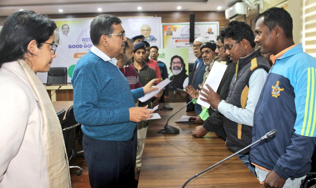 जनता दरबार में बिजली, भूमि विवाद, पेंशन, आवास, राशन कार्ड सहित विभिन्न विषयों पर आवेदन प्राप्त हुए। अत्यधिक बिजली विपत्र की शिकायतों पर डीसी ने शिविर लगाकर समाधान के निर्देश दिए।
#JantaDarbar #PublicGrievance #Bokaro #GoodGovernanceWeek2025 
<a href="/JharkhandCMO/">Office of Chief Minister, Jharkhand</a> 
<a href="/prdjharkhand/">IPRD Jharkhand</a>