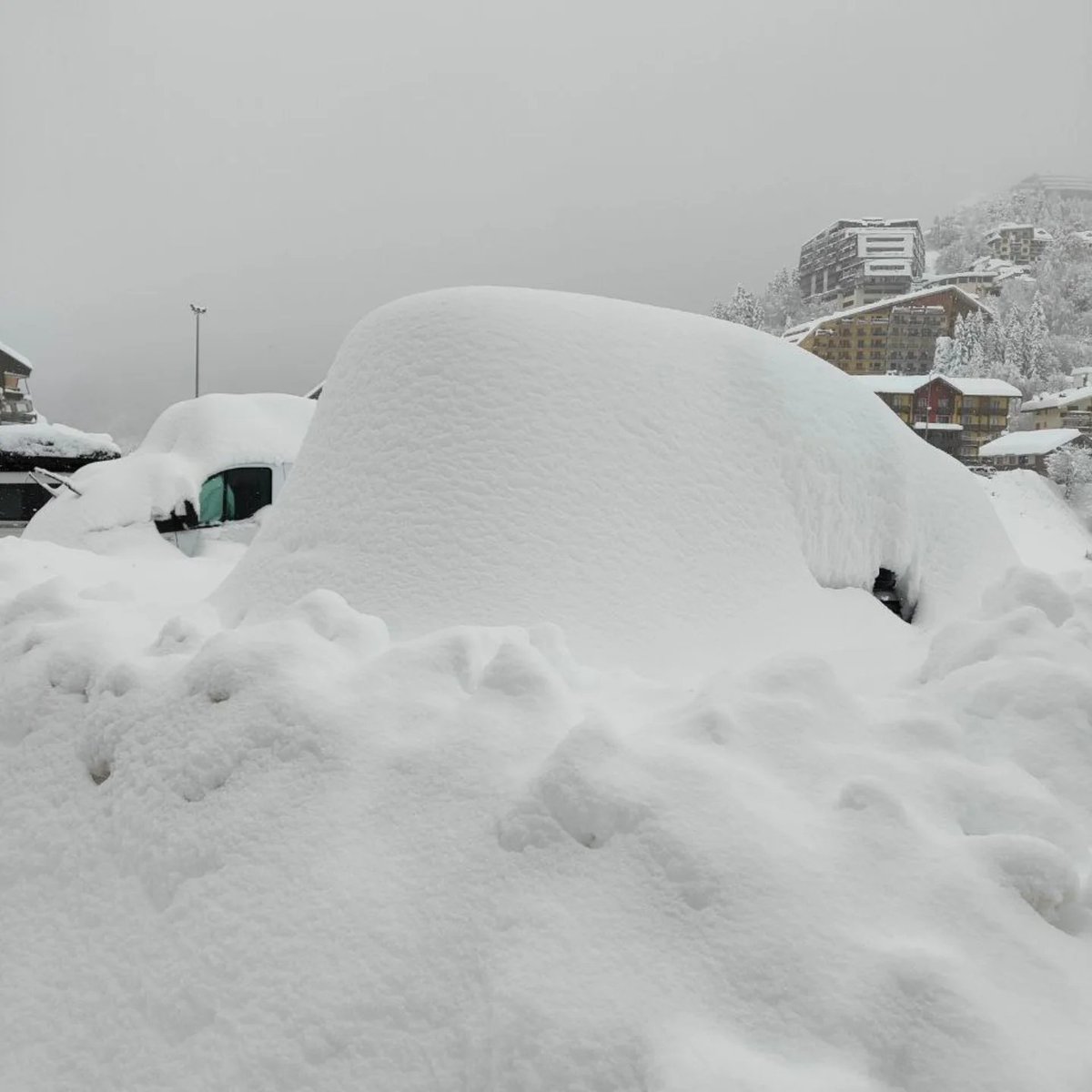 ➡️ 30/12/2025 | Dopo una mattinata di martedì ben soleggiata, guardate da  questo time-lapse l’arrivo improvviso dell’aria fredda e umida da Est sul  Piemonte dalla webcam di Curino, nelle Prealpi del ..., image size:1200x1200