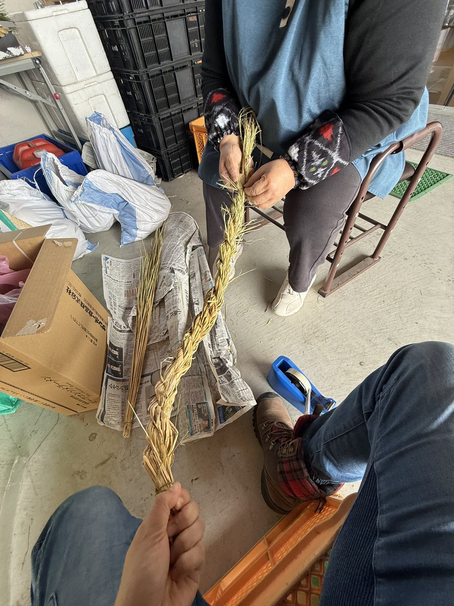 omoyaivc's tweet photo. 先日能登で教えてもらったしめ縄。セットをいくつかいただいて、武雄の包括拠点でも作りました✨災害が起きませんように🙏みんなが元気で笑顔で過ごせますように🙏と願いを込めながら作りました。おもやい事務所にも飾らせていただきます！
#能登
#七尾市
#武雄市 https://t.co/rb6T2G1Zuu