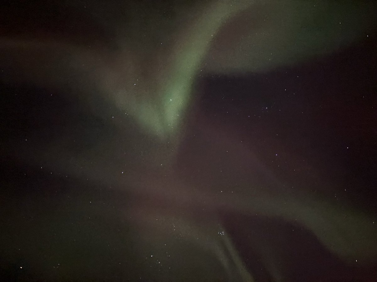 家族でアラスカにオーロラを見に行きました。2泊だけなので心配だったけど2晩ともちゃんと出てくれて有り難い。
エフェクト的には、動画では気づけてなかったことが肉眼で認識出来て満足。