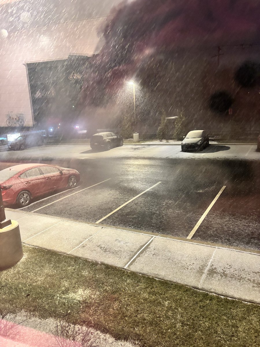 vlnatale's tweet photo. Chester Springs PA 
@SueSerioFox29  
It’s coming down good out here &amp; sticking to the roads https://t.co/r93FdhXgD2
