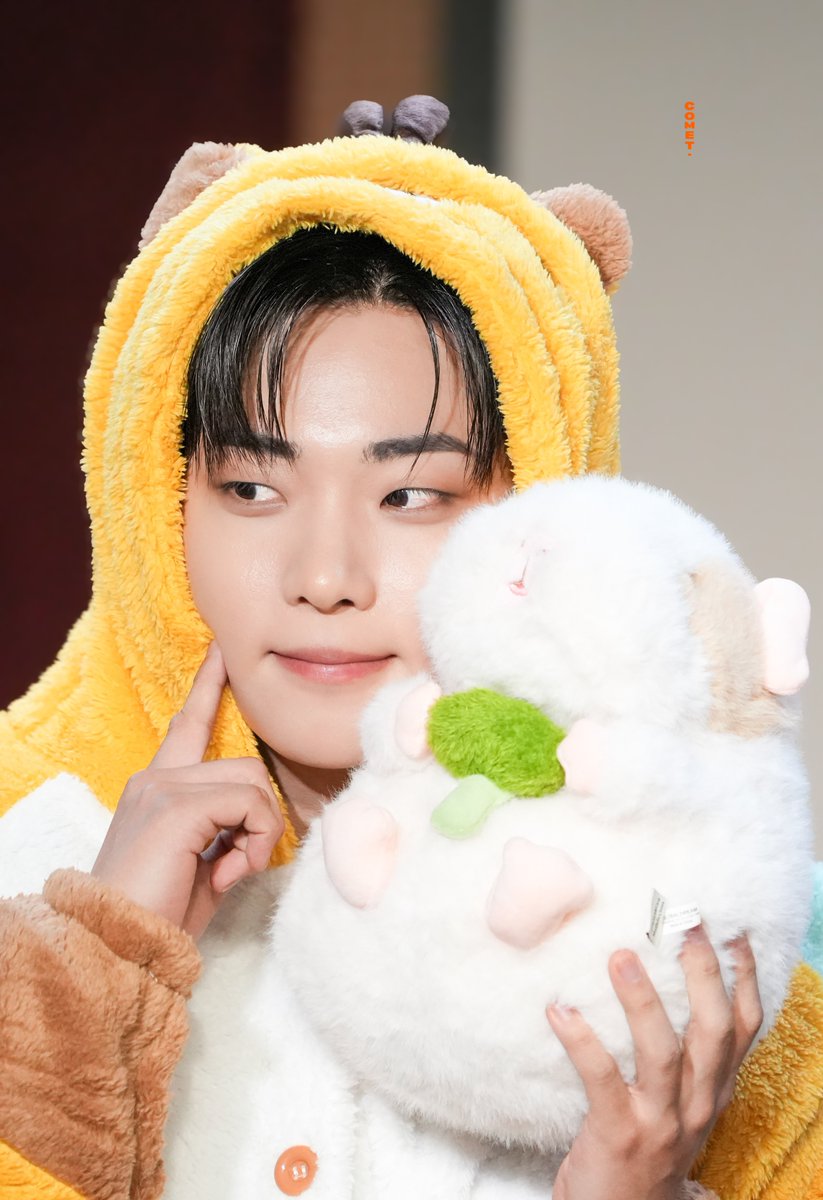 COMETion_'s tweet image. 생일 축하해 나의 기니♡
#언제나_퓨즈의_첫눈이션
#HOLLY_JOLLY_ETIONDAY