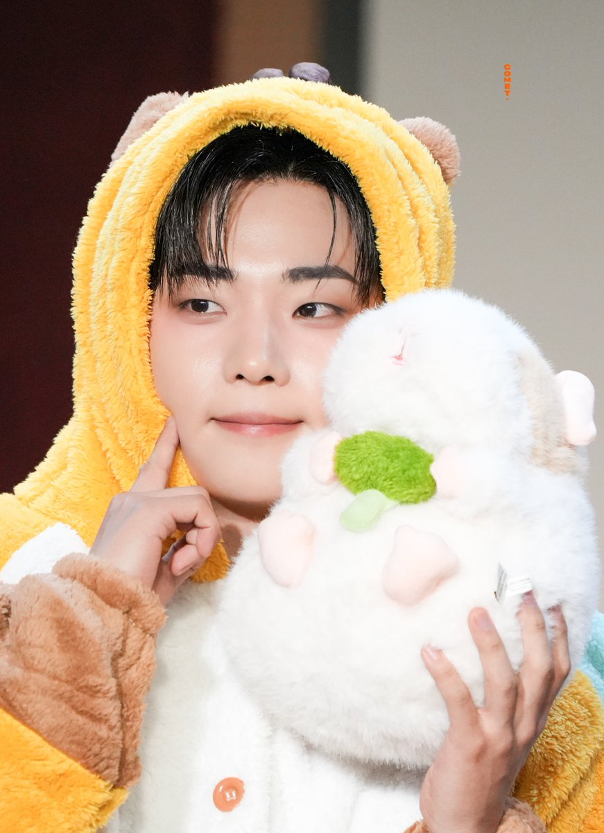 COMETion_'s tweet image. 생일 축하해 나의 기니♡
#언제나_퓨즈의_첫눈이션
#HOLLY_JOLLY_ETIONDAY