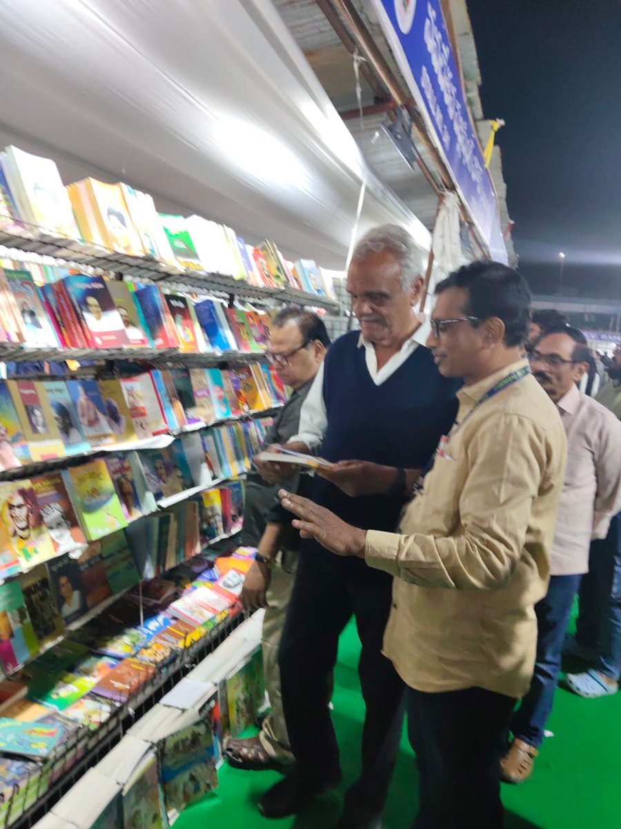 nphbooks's tweet photo. ఎన్టీఆర్ స్టేడియంలో జరుగుతున్న హైదరాబాద్ బుక్ ఫెయిర్ లో నవచేతన పబ్లిషింగ్ హౌస్ ను సందర్శించిన సిపిఐ సీనియర్ నాయకులు కామ్రేడ్ కె.నారాయణ గారు. నవచేతన ప్రచురించిన పుస్తకాలను మేనేజర్ నారాయణరెడ్డి నారాయణ గారికి వివరిస్తున్నారు. https://t.co/jsWX34Uvsy