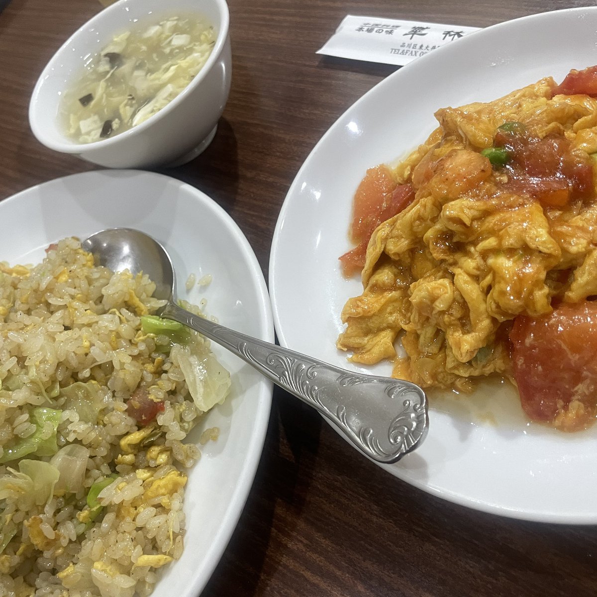 華林＠大井町なう。レタスチャーハン、小皿料理のトマトと玉子の炒め。美味しいなぁ、美味しいです。定期的に食べたくなるレタチャー。定期的に食べたくなるトマ玉。:-)