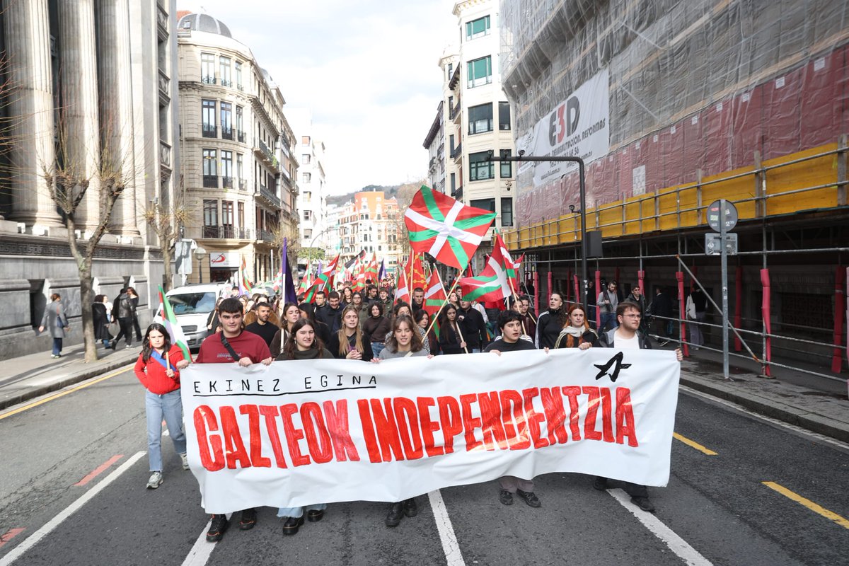 ErnaiBilbo's tweet photo. Aurreko larunbatean ehundaka gazte mobilizatu ginen Bilbon Euskal Herriaren independentziaren eta eskubideen alde. 

Zabalguneko kaleak hartu, botere judiziala interpelatu eta Indar okupatzaileen presentzia arrotza sakatu genuen.

Zorionak! 🧵👇 https://t.co/hQ8yruuJyE