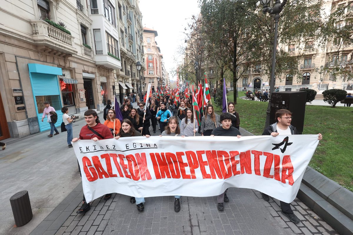 ErnaiBilbo's tweet photo. Aurreko larunbatean ehundaka gazte mobilizatu ginen Bilbon Euskal Herriaren independentziaren eta eskubideen alde. 

Zabalguneko kaleak hartu, botere judiziala interpelatu eta Indar okupatzaileen presentzia arrotza sakatu genuen.

Zorionak! 🧵👇 https://t.co/hQ8yruuJyE