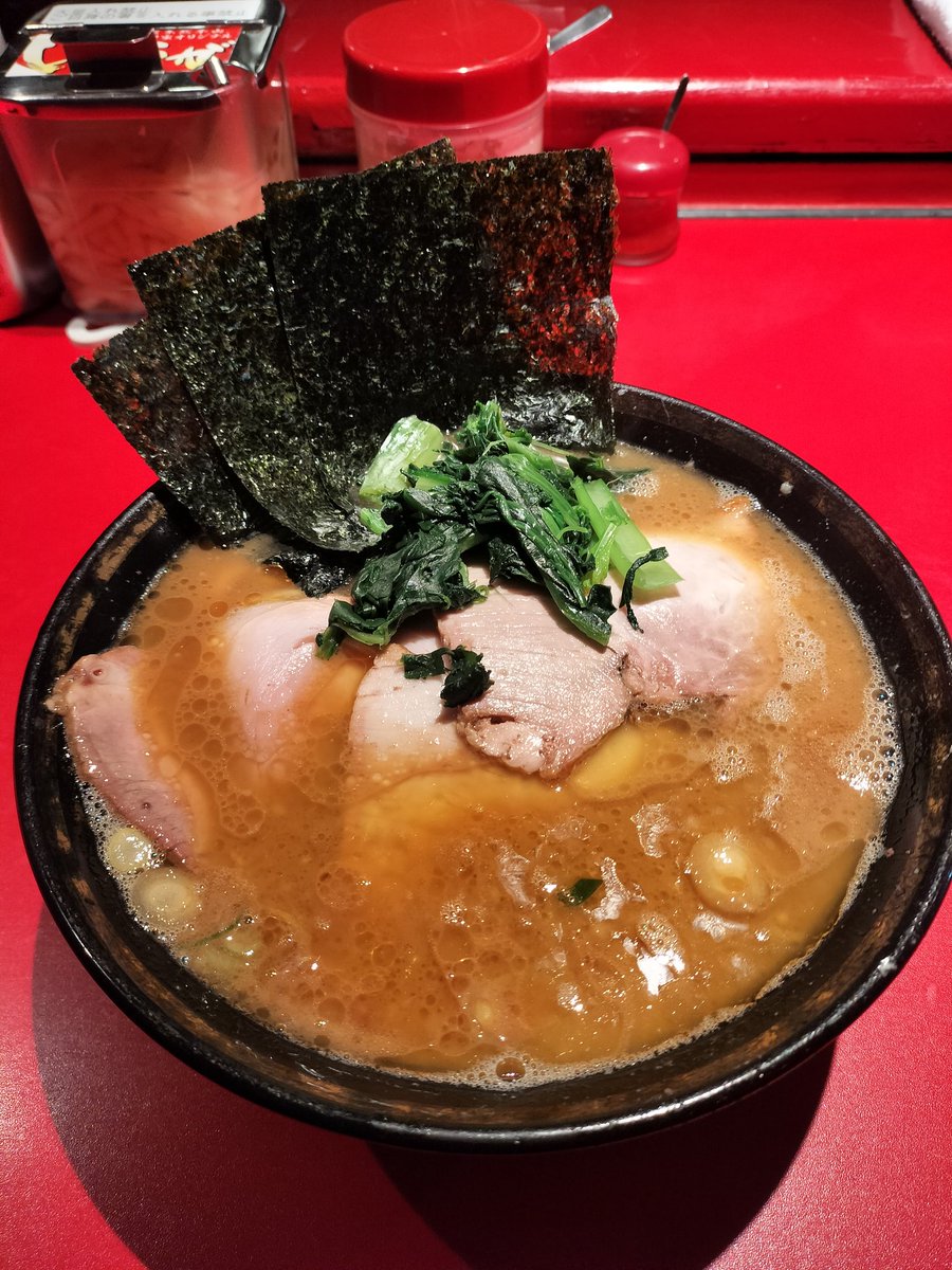 厚木家
中盛チャーシューメン 硬め多め
家系マイブーム発動中❗初めての厚木家❗旨かった😋