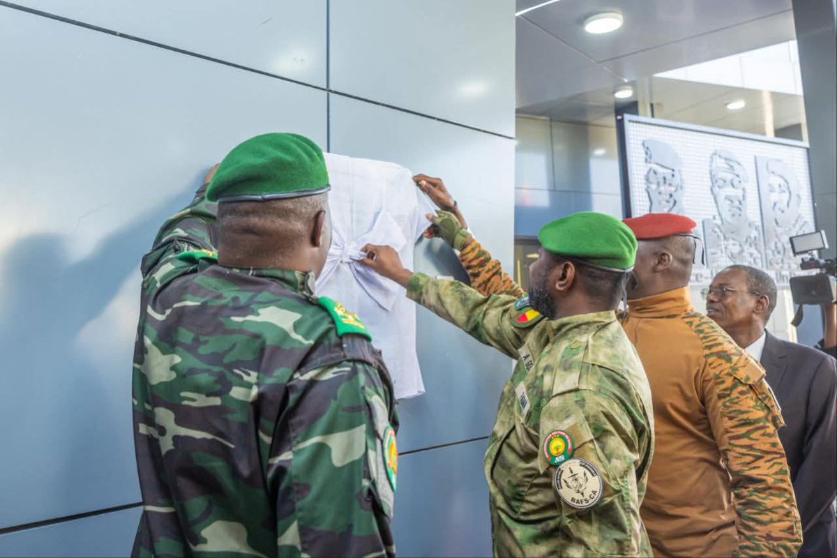 AESinfos's tweet image. #AESinfo | #Sommet 🇧🇫🇲🇱🇳🇪
 Le Bras Financier du Sahel est né ! Les Trois Chefs d'État inaugurent la BCID-AES

Après avoir lancé le signal de la vérité avec AES TV, le Général d'armée Assimi GOÏTA, le Général d'armée Abdourahamane TIANI et le Capitaine Ibrahim TRAORÉ ont procédé,