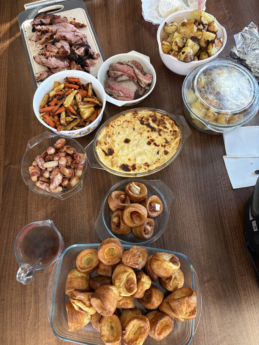 BlueBeeSolution's tweet photo. Last Friday Jon cooked up an absolute storm for the final lunch club of the year 🍗🥔🥕

Followed by Secret Santa exchange and Georges 2025 quiz of the year. 

Thank you Jon and George 🫶🏻 https://t.co/XFFBCceWeJ