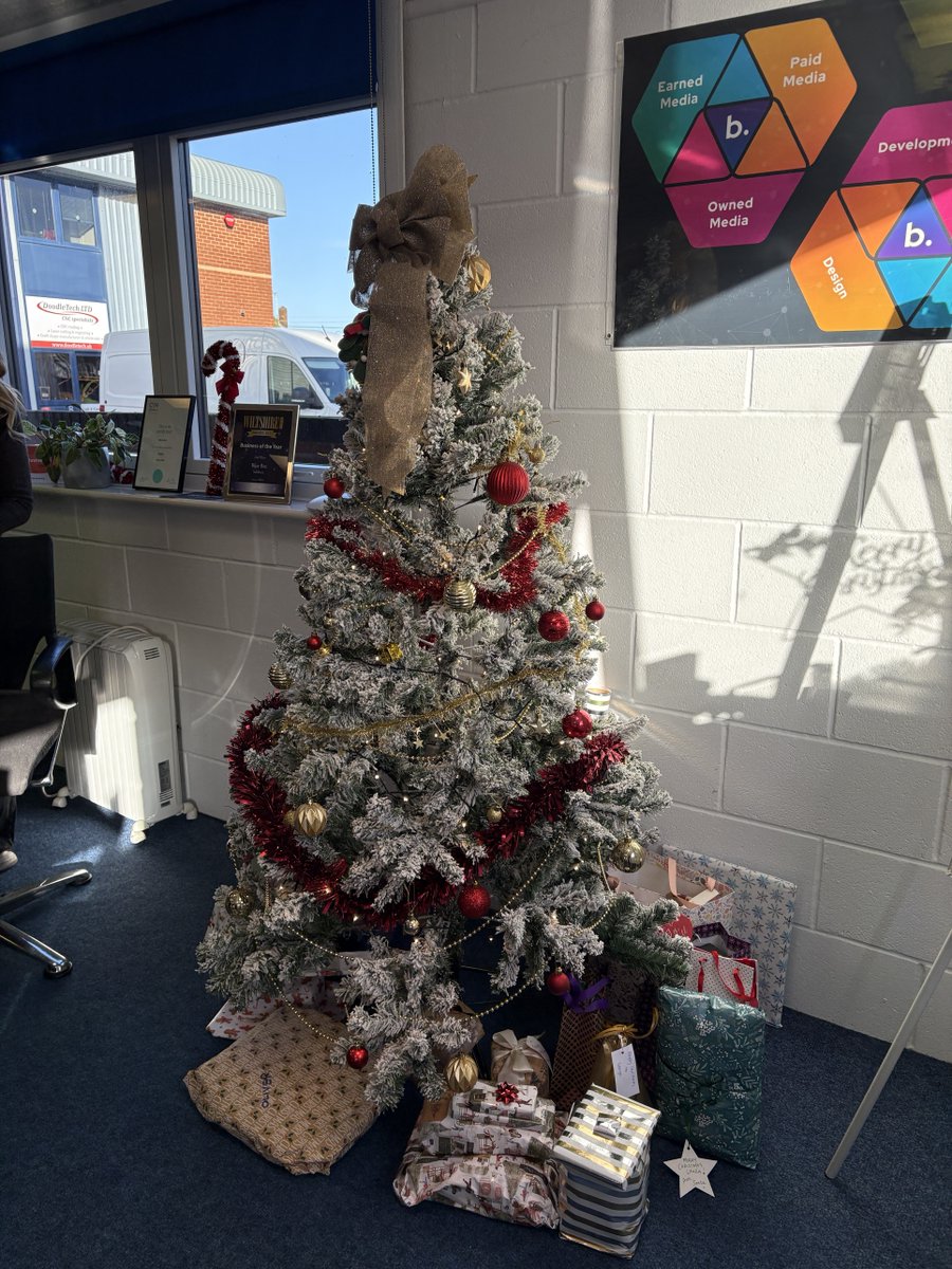 BlueBeeSolution's tweet photo. Last Friday Jon cooked up an absolute storm for the final lunch club of the year 🍗🥔🥕

Followed by Secret Santa exchange and Georges 2025 quiz of the year. 

Thank you Jon and George 🫶🏻 https://t.co/XFFBCceWeJ