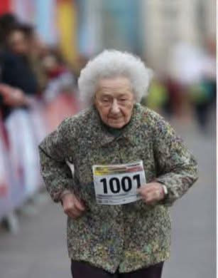 🔵 MATHEA ALLANSMITH es la mujer de más edad, 95 años, en terminar un Maratón!!!

Mathea tiene el récord Guinness mundial como la mujer de más edad en terminar un maratón a los 95 años.

Ella fue finisher del Maratón de Honolulu.