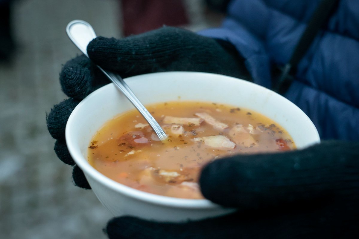 Zima to najtrudniejszy czas dla osób w kryzysie bezdomności.

Niskie temperatury i trudne warunki pogodowe mogą zagrażać zdrowiu i życiu. Dlatego w sezonie jesienno-zimowym miasto intensyfikuje działania pomocowe. W pomoc zaangażowane są organizacje pozarządowe, <a href="/SMWarszawa/">Straż Miejska m.st. Warszawy</a>,