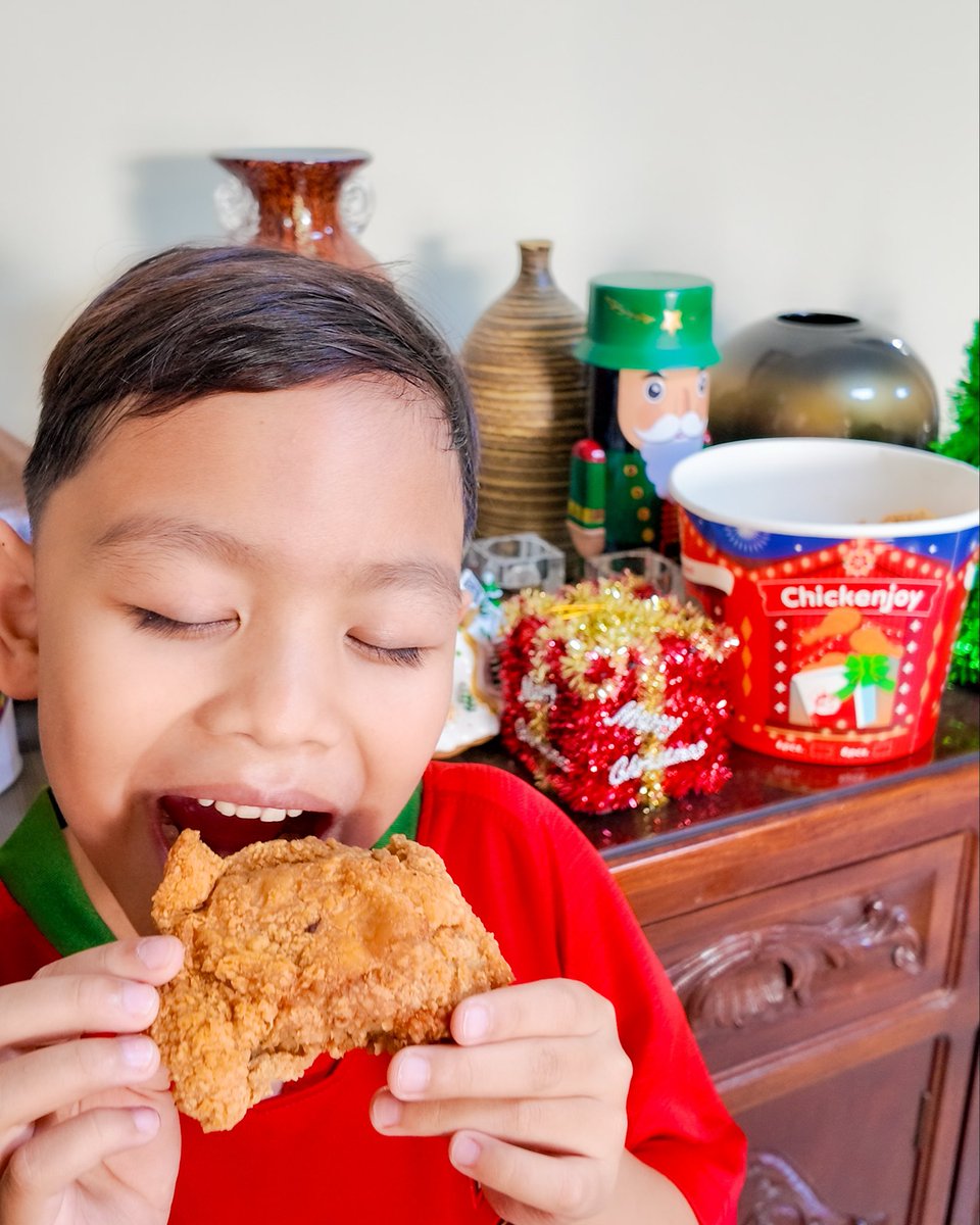 yendmc_'s tweet photo. This Christmas, we’re counting blessings, big and small. A year filled with laughter, shared meals, and moments made sweeter with family and friends. ❤️🎄
#BuoAngSayaNgPasko
#JollibeeChristmas2025 
@Jollibee https://t.co/vYDPczFll2