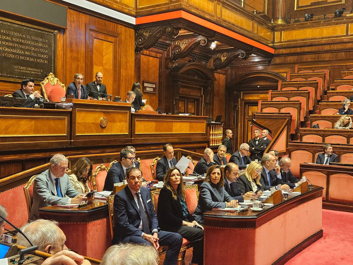 isabellarauti's tweet image. #Manovra #LeggeDiBilancio 

In Aula Senato Voto di Fiducia sul maxi emendamento alla Manovra finanziaria.
Con la Legge di Bilancio 2026 diventa strutturale il taglio del Cuneo fiscale, si sostiene il ceto medio e si favorisce l’uscita dell’Italia dalla procedura di infrazione